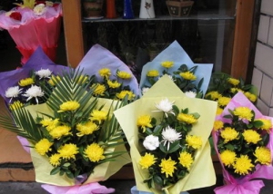 清明节未至 塑料花“遍地开”